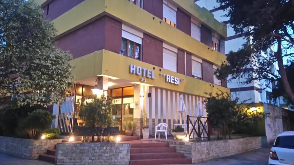 un edificio con un hotel al lado de unas escaleras en Hotel Resi San Bernardo en San Bernardo