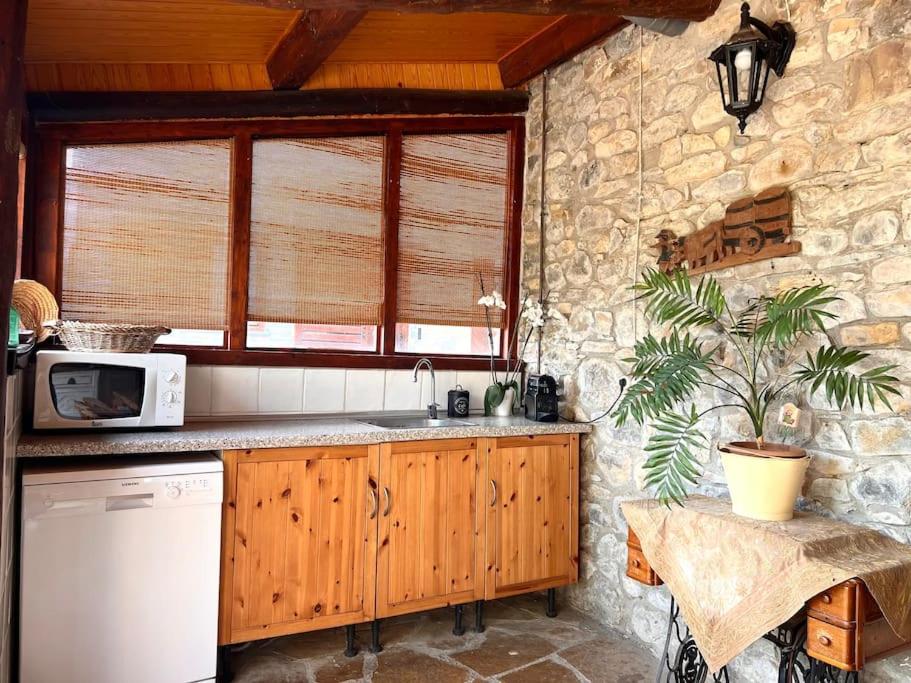 Una cocina o zona de cocina en Casa Rural Martinach - L'Amfitriona