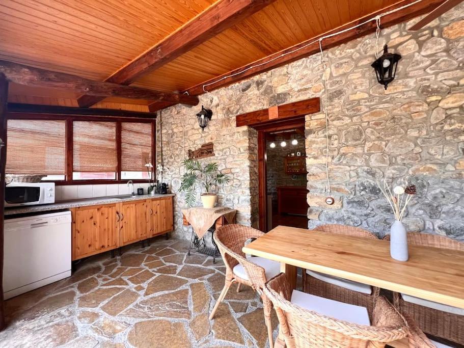 Una cocina o zona de cocina en Casa Rural Martinach - L'Amfitriona