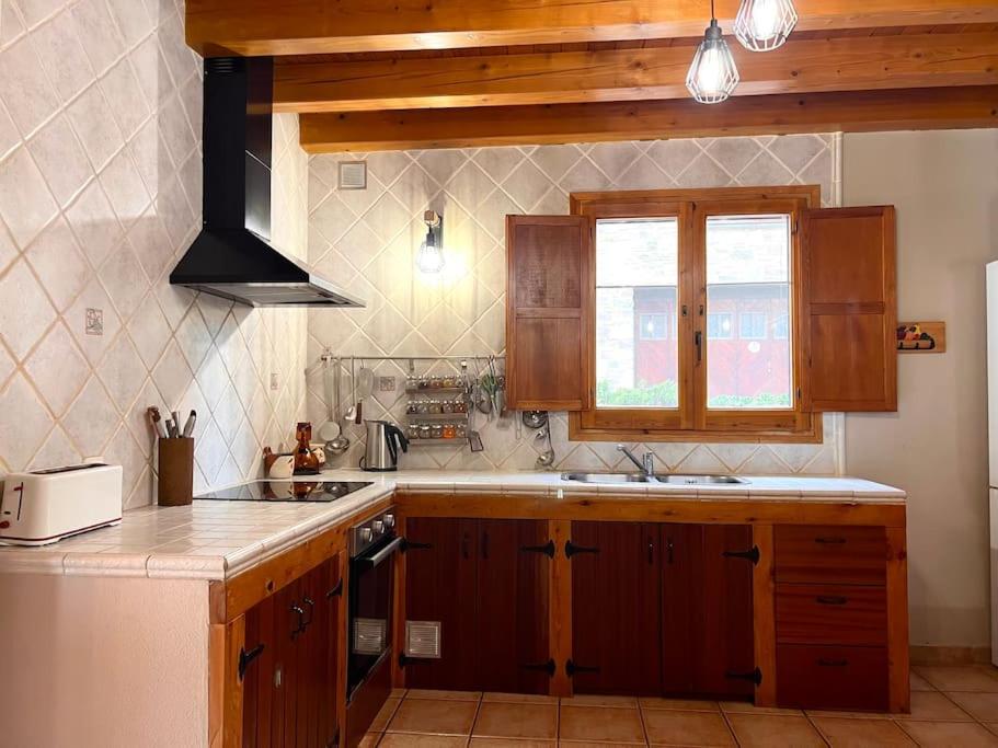 Una cocina o zona de cocina en Casa Rural Martinach - L'Amfitriona