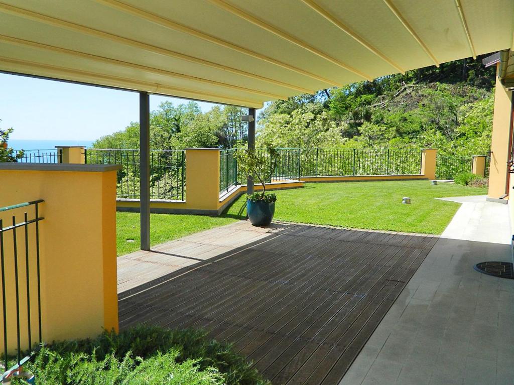 - une terrasse avec un auvent au-dessus d'une maison dans l'établissement Villa Patrizia, à Lerici