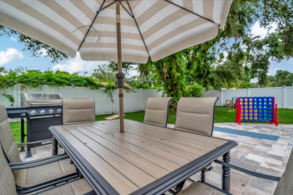 Κήπος έξω από το The Bardmoor a Luxury Family Retreat in St Pete