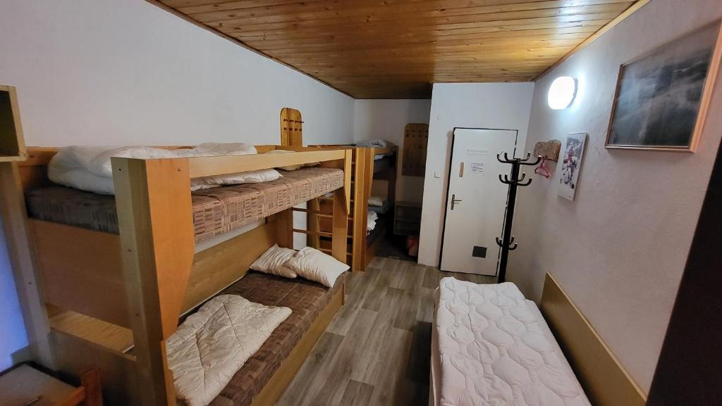 Postel nebo postele na pokoji v ubytování Turistická chata TJ TESLA BRNO