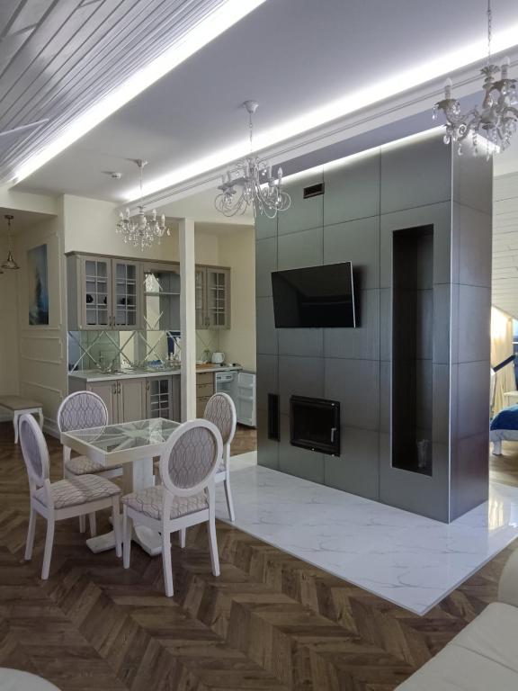 a dining room with a table and chairs at MARISS hotel & business in Kropyvnytskyi