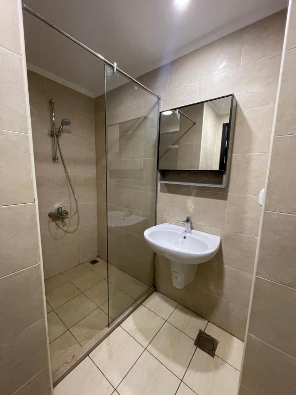 A bathroom at AlDau Heights Apartments