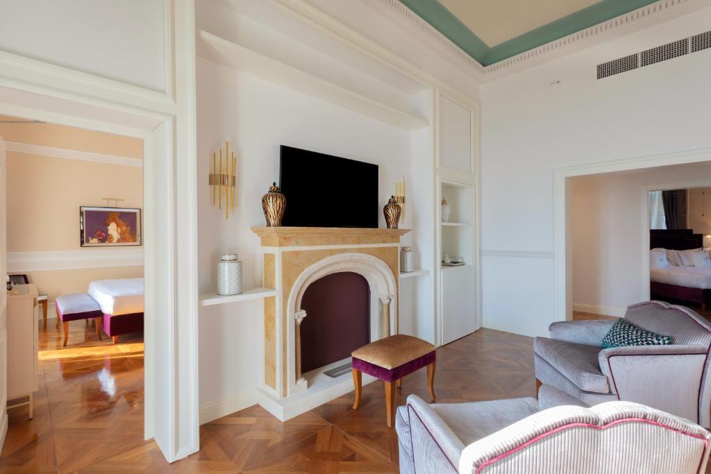 TV a/nebo společenská místnost v ubytování Grand Hotel Des Etrangers