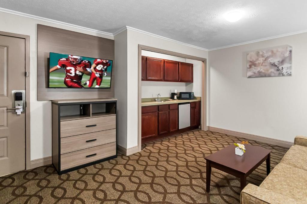 Red Roof Inn & Suites Lexington - Hamburg - 两间客房套房，一间特大床和水疗浴
