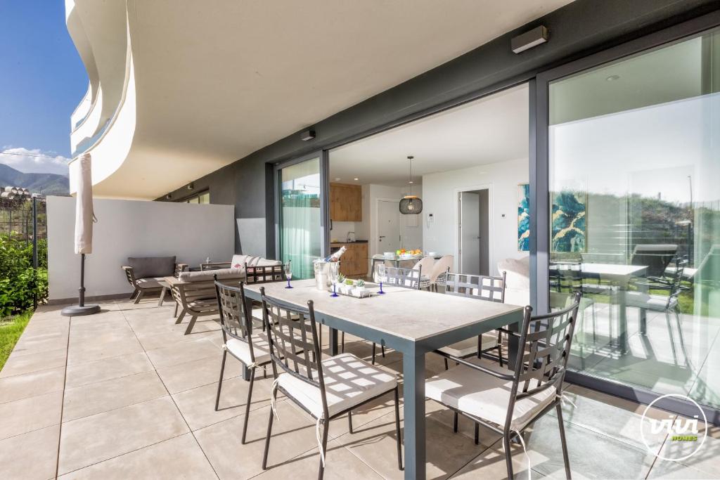 ein Esszimmer mit Tisch und Stühlen in der Unterkunft ViVi Homes - Higueron Premium Wellness, Sauna, Pool & Hot tub in Fuengirola
