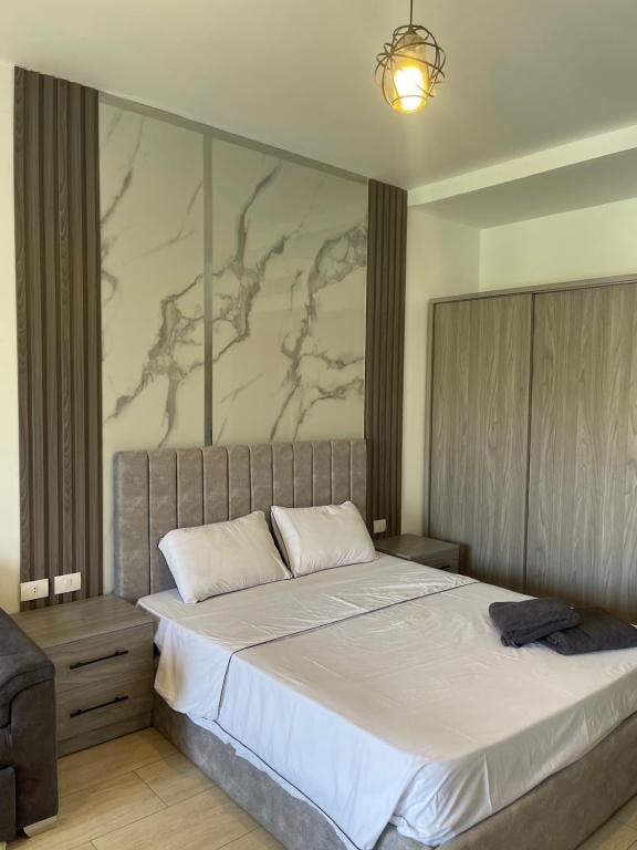 A bed or beds in a room at AlDau Heights Apartments