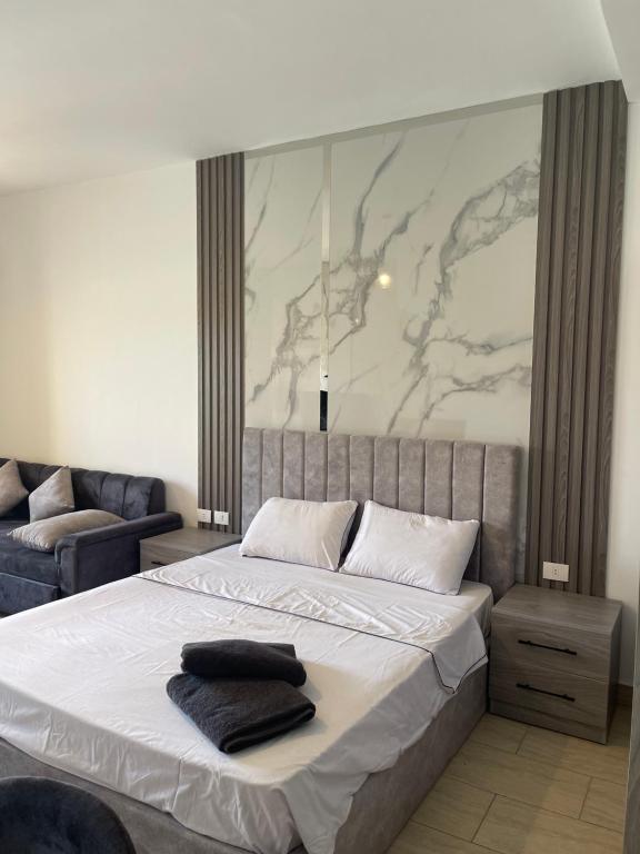 A bed or beds in a room at AlDau Heights Apartments