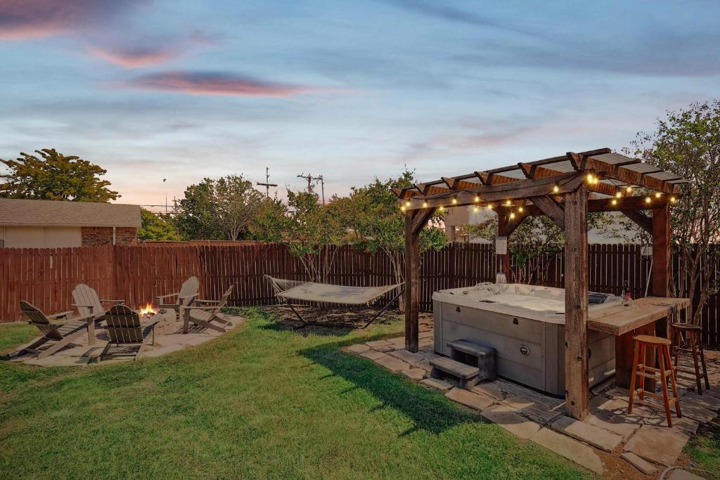 Κήπος έξω από το 4BR 2BA Home - Hot Tub, Grill & Playground