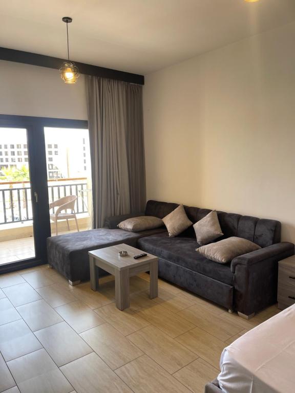 A seating area at AlDau Heights Apartments
