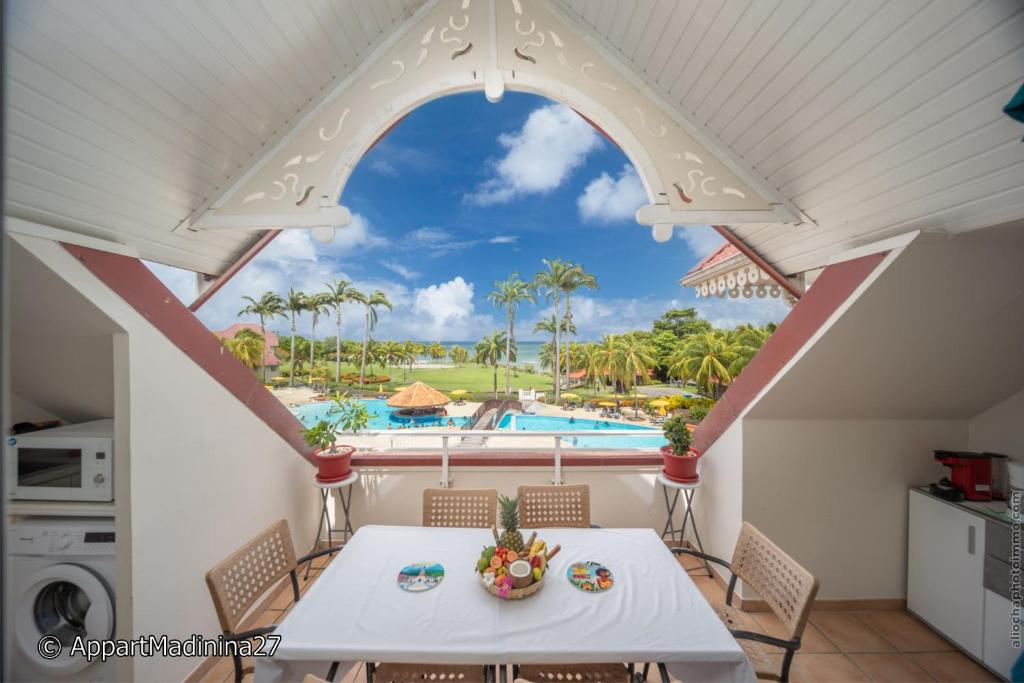 Bazén v ubytování Appartement Madinina 6 personnes vue sur mer dans village vacances nebo v jeho okolí