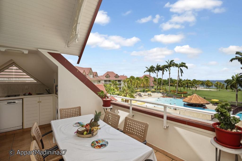 Bazén v ubytování Appartement Madinina 6 personnes vue sur mer dans village vacances nebo v jeho okolí