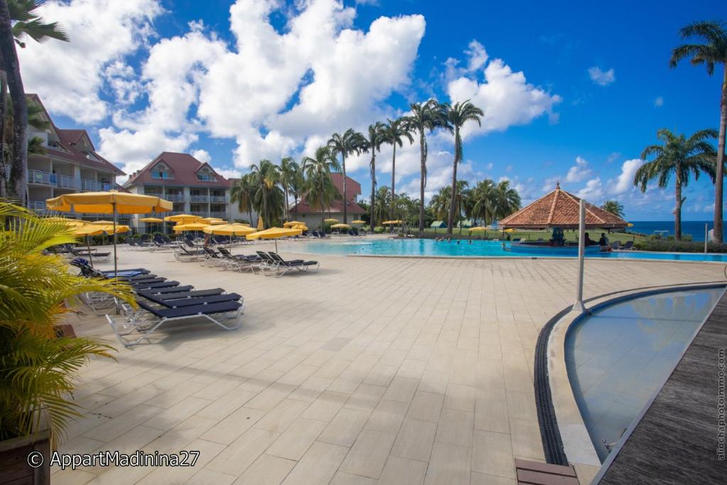 Bazén v ubytování Appartement Madinina 6 personnes vue sur mer dans village vacances nebo v jeho okolí