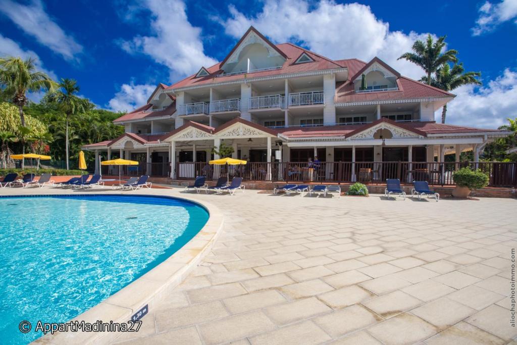 Bazén v ubytování Appartement Madinina 6 personnes vue sur mer dans village vacances nebo v jeho okolí