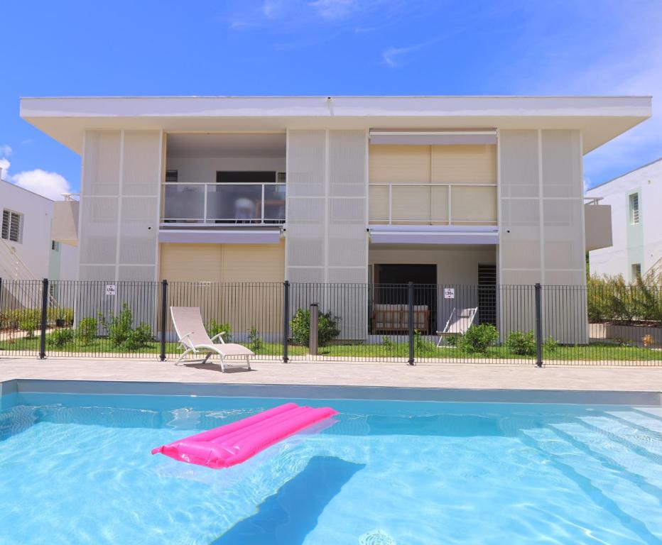 una casa con piscina y un edificio en Le Flamboyant de Delna, en Saint-François