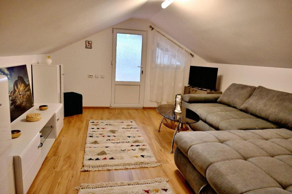a living room with a couch and a table at Casa linistita Ilie in Păltineni