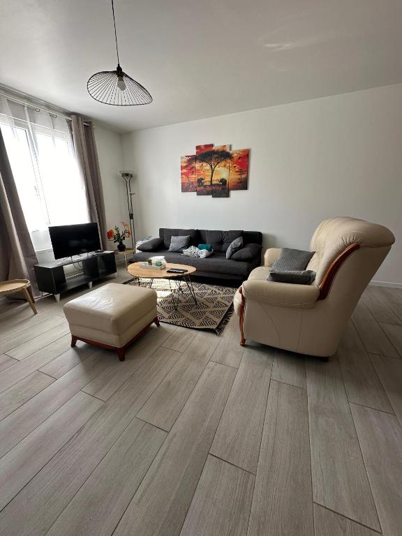 un salon avec un canapé et une table dans l'établissement Appart Maison de ville, à Bourges