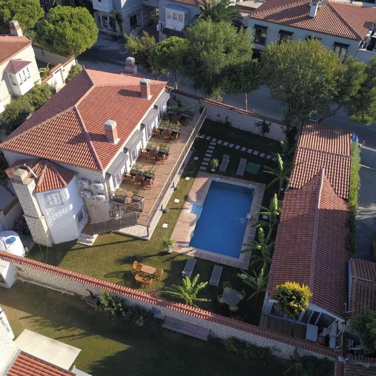 an overhead view of a house with a swimming pool at La Maison de Yasmine in Alaçatı