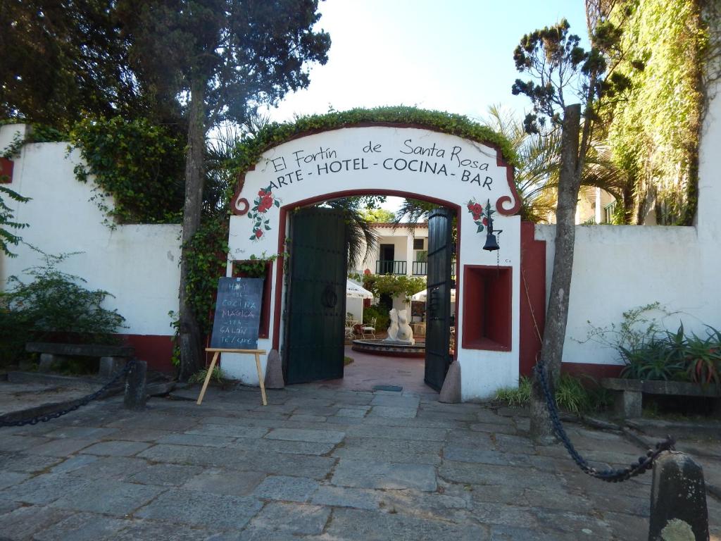 une entrée dans un bâtiment avec un panneau au-dessus d'une porte dans l'établissement Fortin de Santa Rosa, à Atlántida