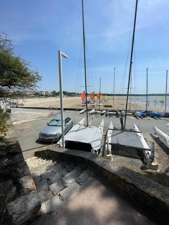- un groupe de bateaux garés dans un parking à côté d'une plage dans l'établissement Maison bord de mer, à Saint-Georges-de-Didonne