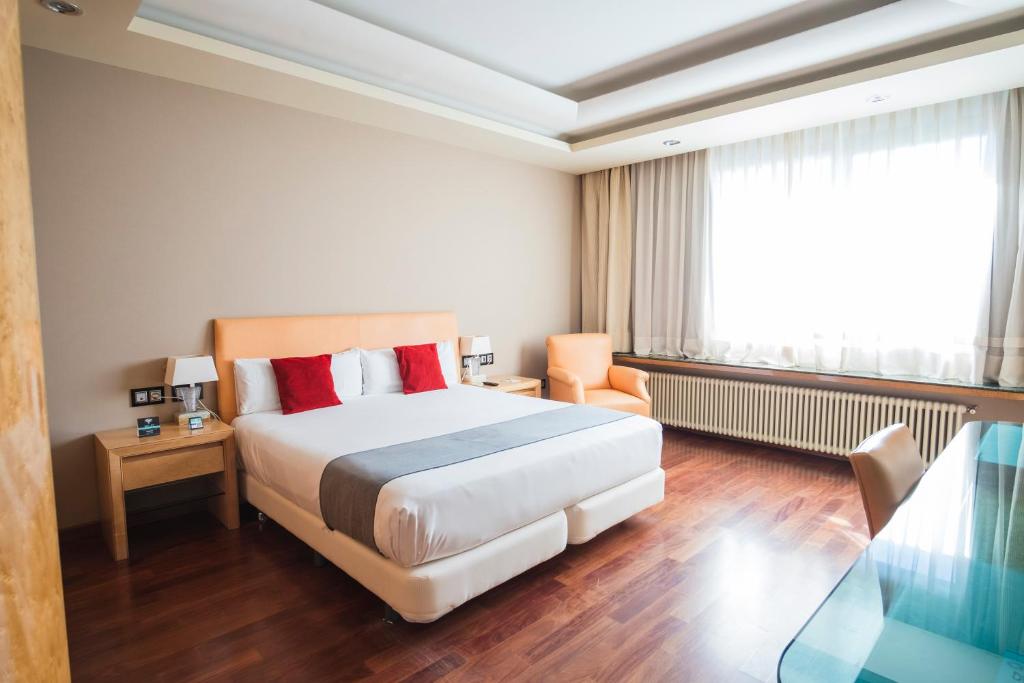 a hotel room with a bed and a window at Alda Mirador del Moncayo in Olvega
