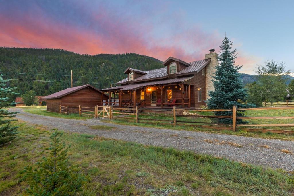 サウス・フォークにあるRustic A Cabinの塀付きの畑の木造家屋
