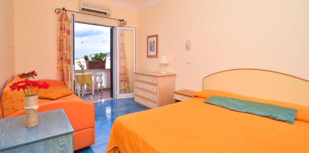 Łóżko lub łóżka w pokoju w obiekcie Hotel Terme Zi Carmela