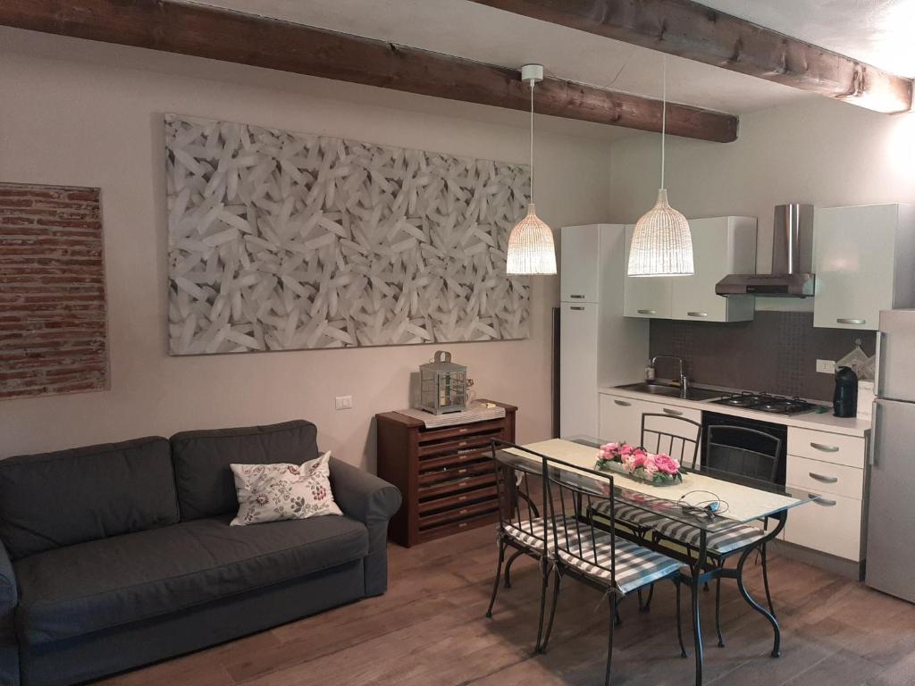 een woonkamer met een bank en een tafel bij Cascina Brignolo in Novara