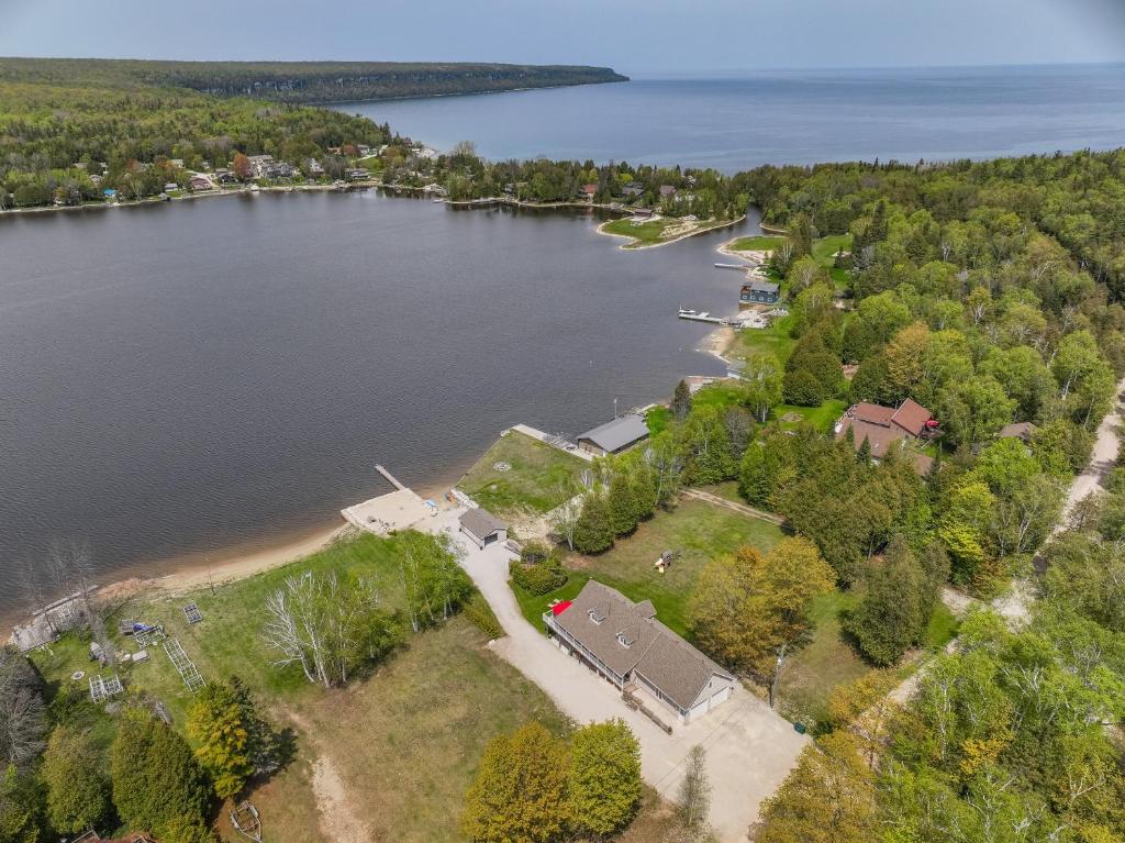 una vista aerea di una casa sulla riva di un lago di Lakeside Retreat With Hot Tub & Dock a Lion's Head