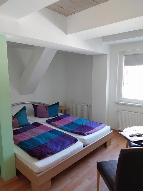Postel nebo postele na pokoji v ubytování Tangermünde Zum S c h m u c k Giebel - Pension & FeWo
