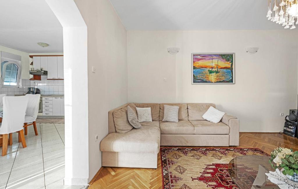 Posezení v ubytování Gorgeous Apartment In Sibenik With Wifi