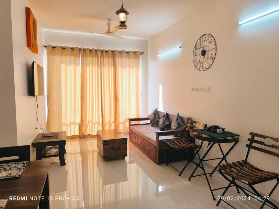 Posezení v ubytování Good Stay 2 BHK With Pool View Apartment 6km from Airport, -805