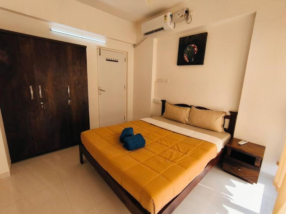 Postel nebo postele na pokoji v ubytování Good Stay 2 BHK With Pool View Apartment 6km from Airport, -805