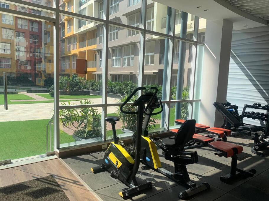 Fitness centrum a/nebo fitness zařízení v ubytování Good Stay 2 BHK With Pool View Apartment 6km from Airport, -805