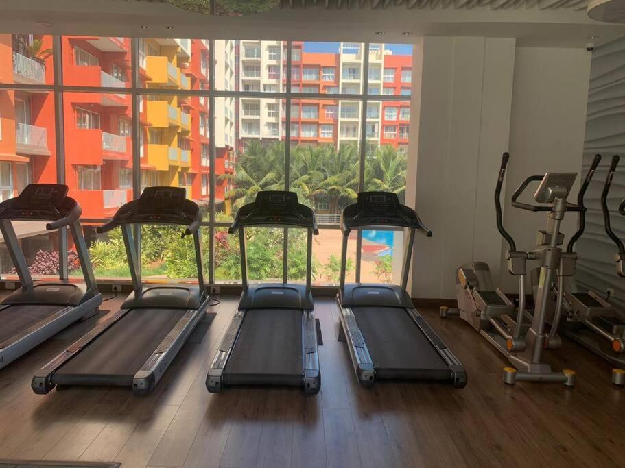 Fitness centrum a/nebo fitness zařízení v ubytování Good Stay 2 BHK With Pool View Apartment 6km from Airport, -805