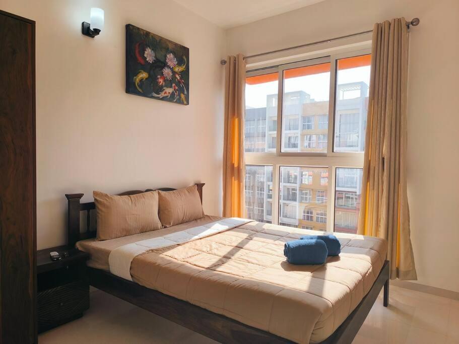 Postel nebo postele na pokoji v ubytování Good Stay 2 BHK With Pool View Apartment 6km from Airport, -805