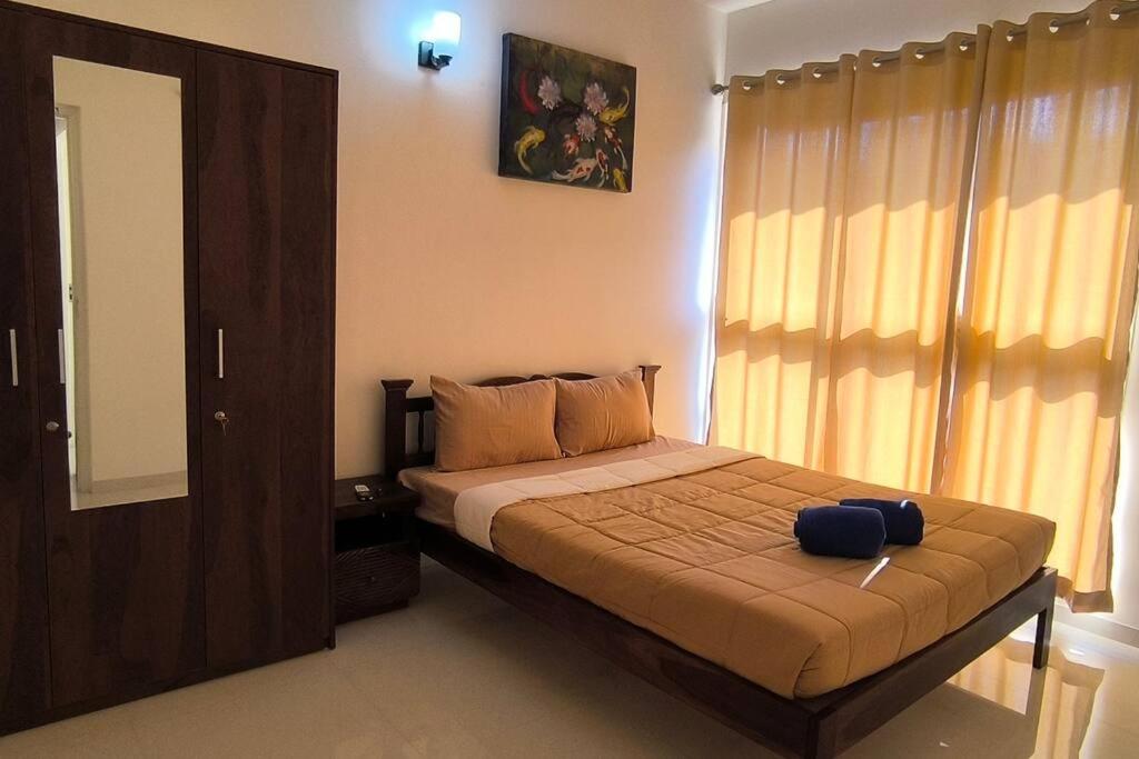 Postel nebo postele na pokoji v ubytování Good Stay 2 BHK With Pool View Apartment 6km from Airport, -805