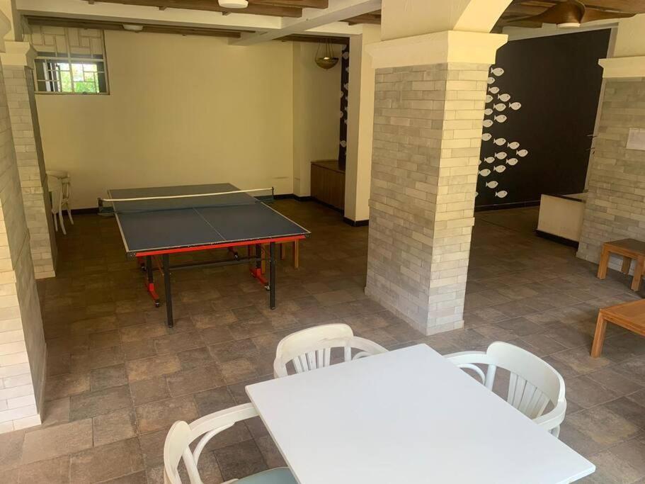 Stolní tenis v ubytování Good Stay 2 BHK With Pool View Apartment 6km from Airport, -805 nebo okolí