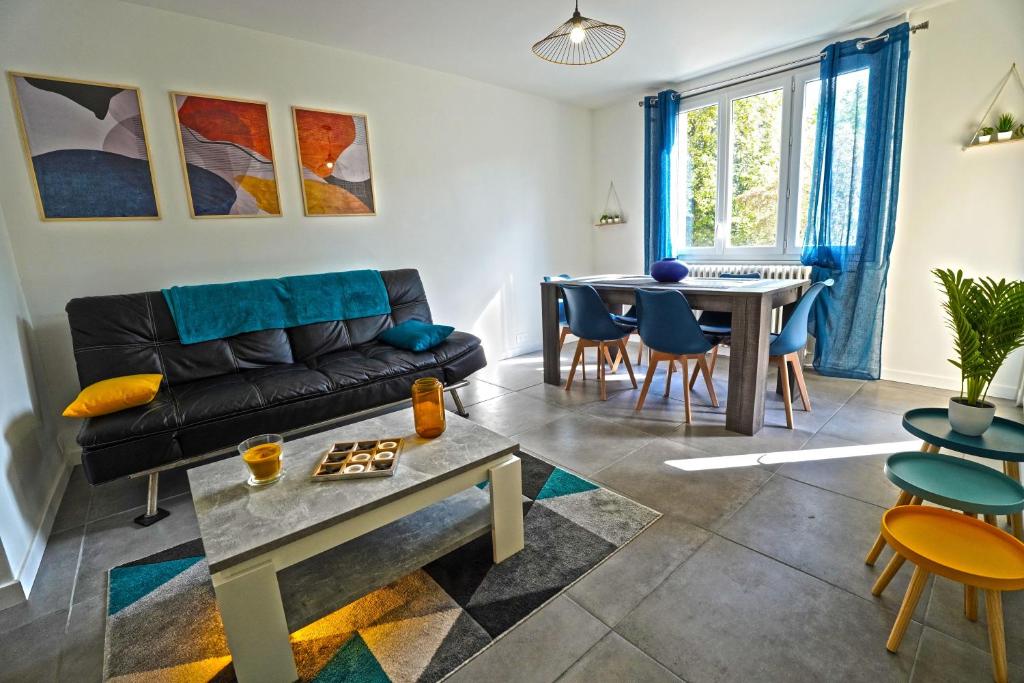 un salon avec un canapé et une table dans l'établissement Cosy et urbain en Plein centre ville, à Craponne