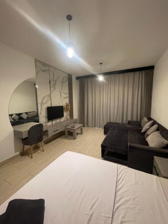 A bed or beds in a room at AlDau Heights Apartments