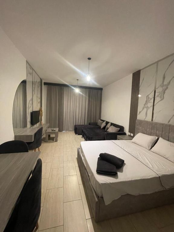 A bed or beds in a room at AlDau Heights Apartments