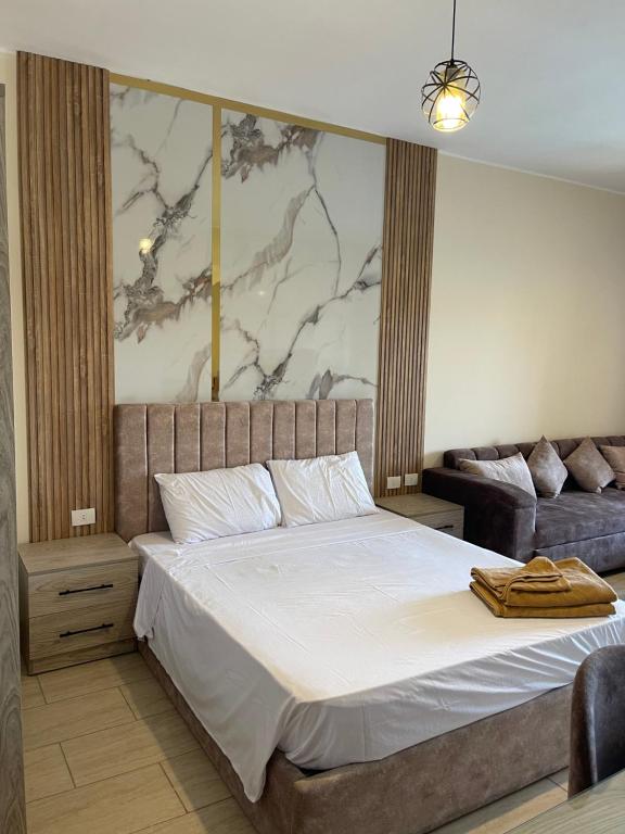A bed or beds in a room at AlDau Heights Apartments