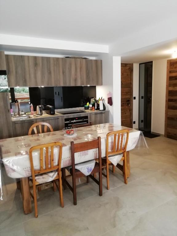Η κουζίνα ή μικρή κουζίνα στο L'oxalis appartement 103 Praz de Lys