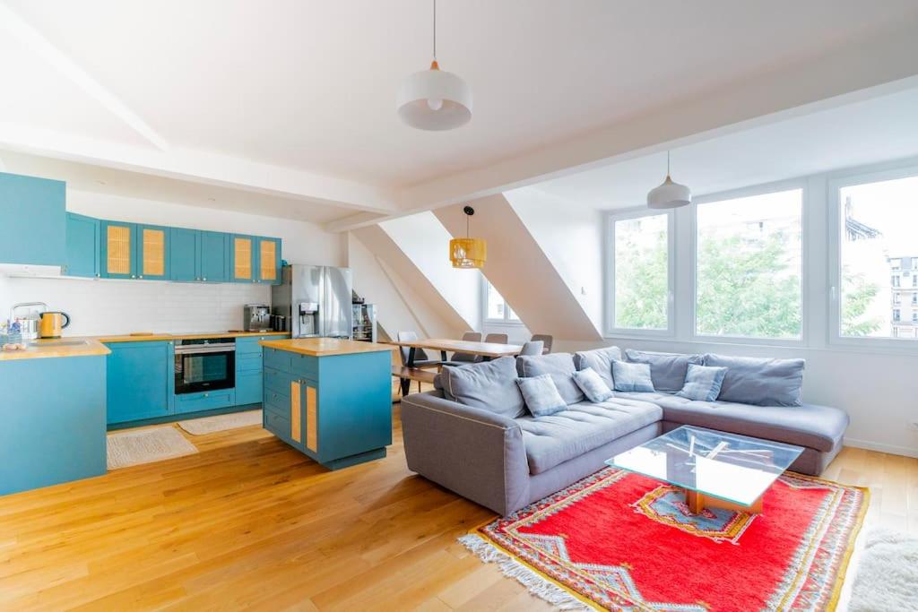 un salon avec un canapé et une cuisine dans l'établissement Modern Loft with Terrace in Paris, à Paris