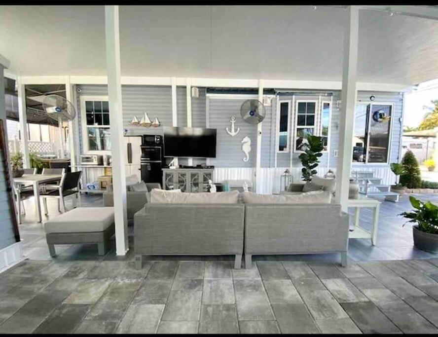 Posezení v ubytování Spectacular Modern Key Largo Home