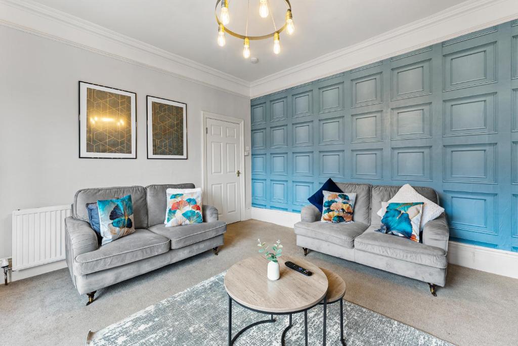 a living room with two couches and a table at Stylish 6-BR home, Monthly Savings, Free Parking in Nether Edge