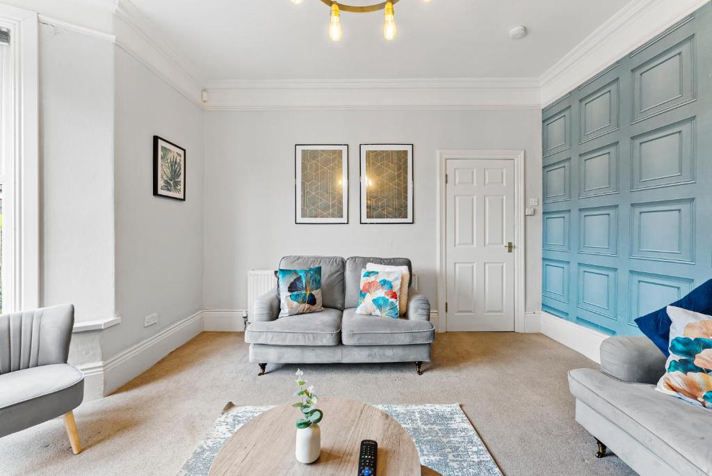 un salon avec deux chaises et une table dans l'établissement Elegant 6-BR home, Monthly Savings, Free Parking, à Nether Edge