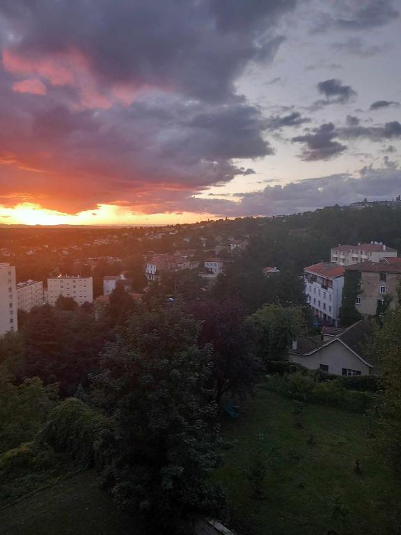 Fotografia z galérie ubytovania Vintage ,la capsule temporelle wifi draps parking publique gratuit v destinácii Thiers